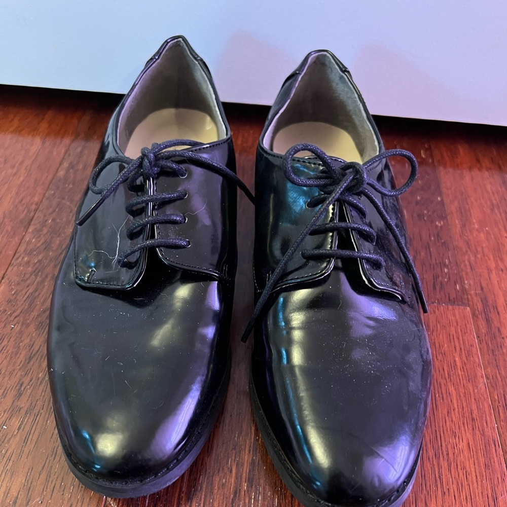 Menswear inspired women’s shoe size 5 in patent leather.